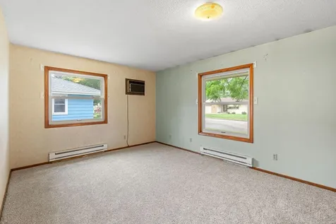 9 6th Avenue NE Osseo MN 55369
