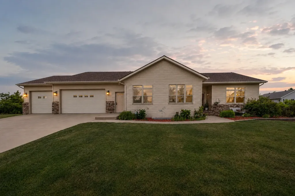 969 32nd Street S Moorhead MN 56560