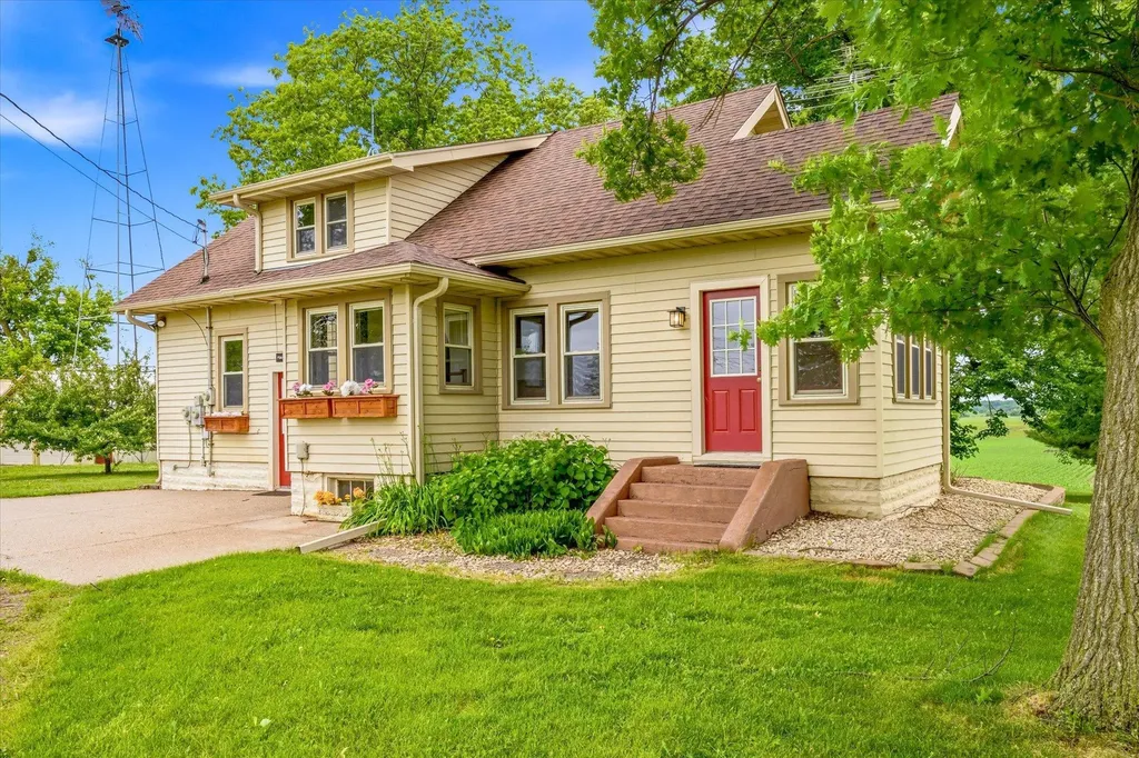 4475 409th Avenue NW Braham MN 55006