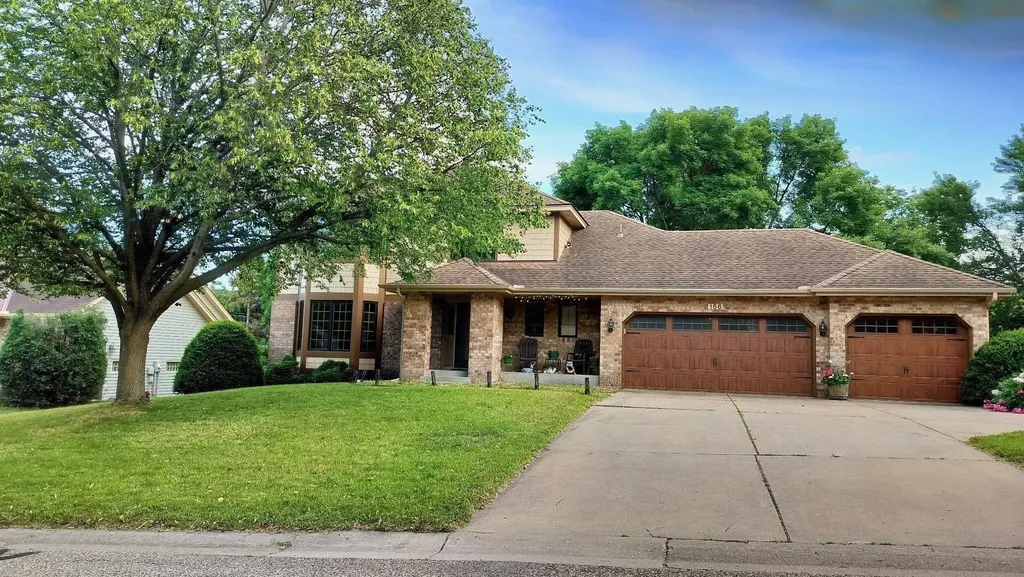 156 Red Oaks Drive Vadnais Heights MN 55127