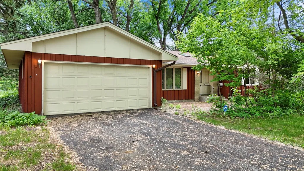 13009 Lakeview Drive Burnsville MN 55337