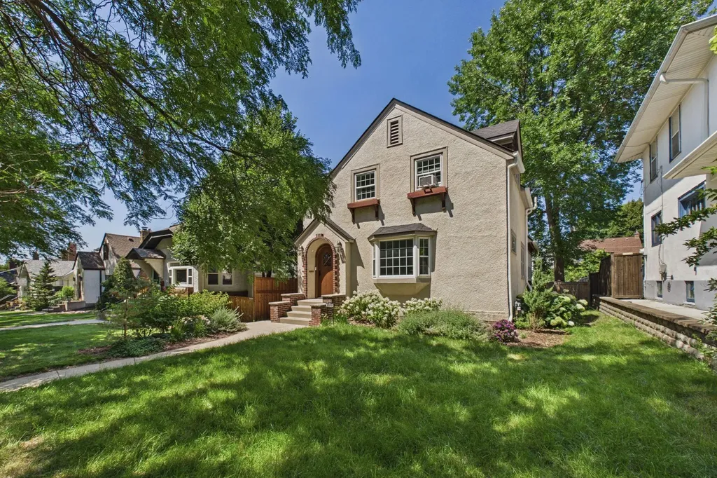 2019 Palace Avenue Saint Paul MN 55105