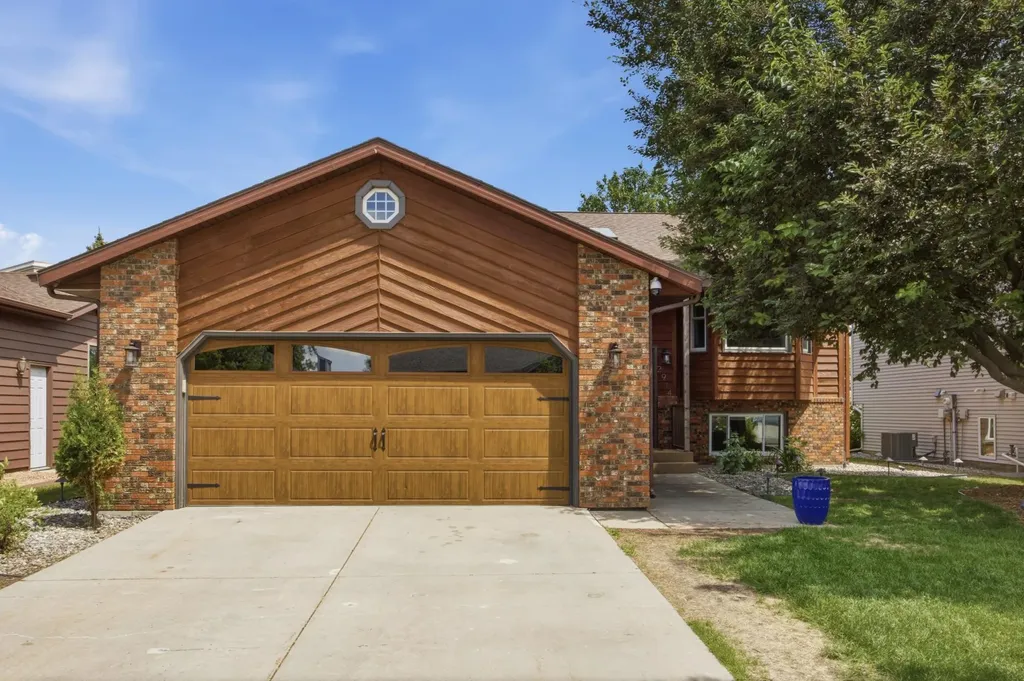 2914 S Bay Drive S Fargo ND 58103