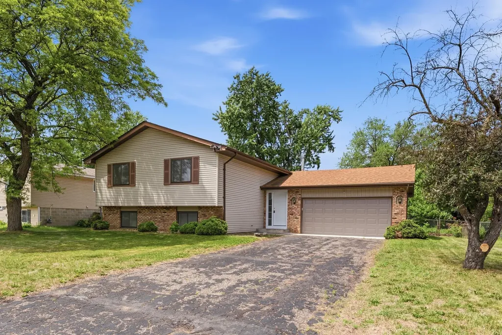 8009 Vincent Circle N Brooklyn Park MN 55444