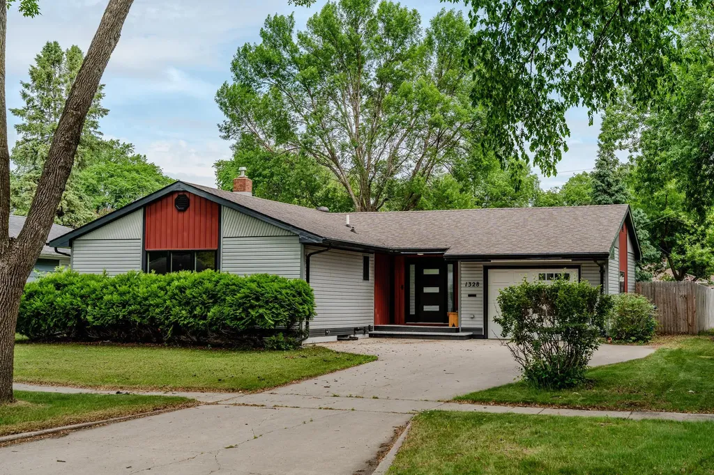 1328 18th Avenue S Moorhead MN 56560