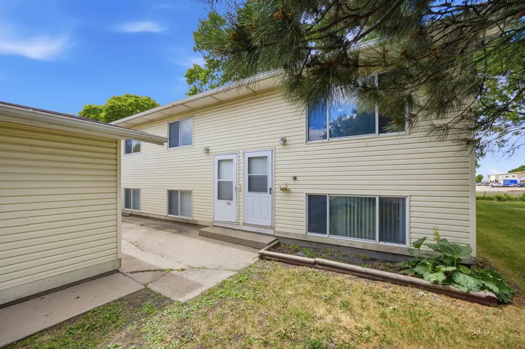 910-912 32nd Street N Fargo ND 58102
