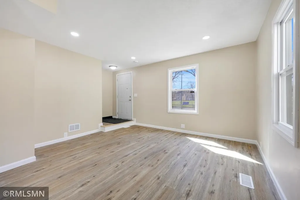 853 Conway Street Saint Paul MN 55106