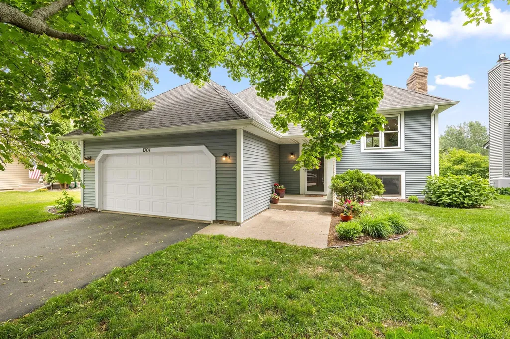 1207 Silverwood Road Woodbury MN 55125