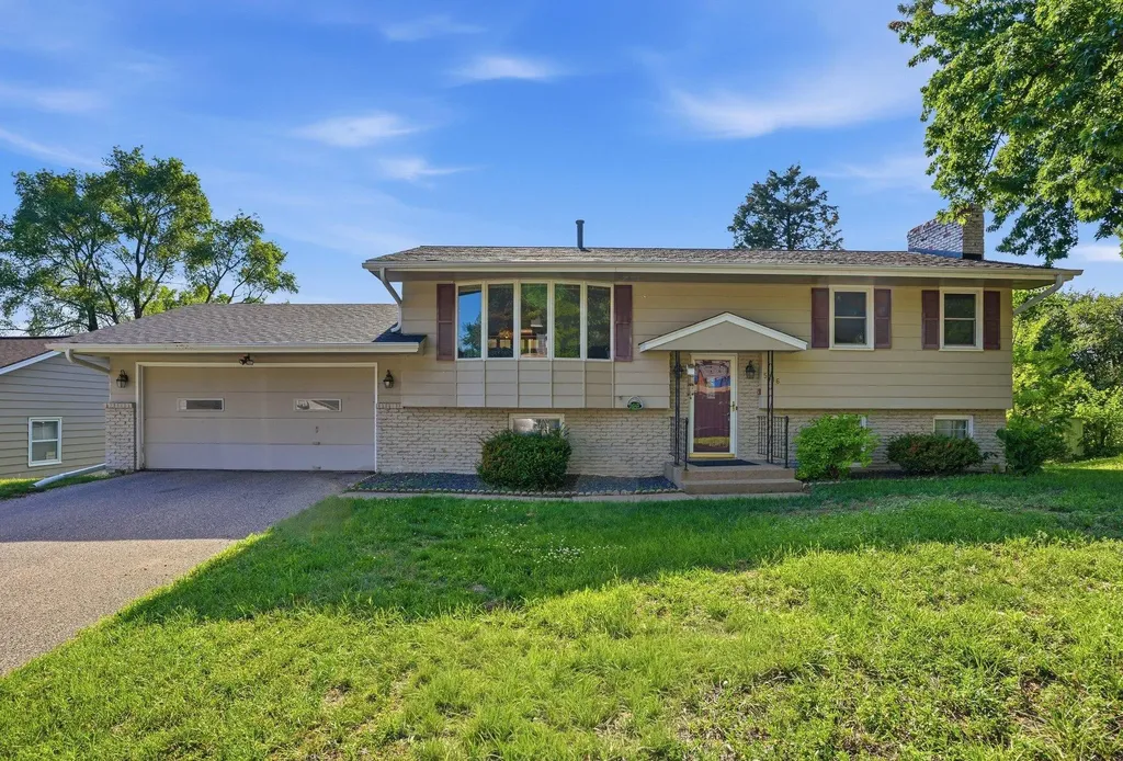 5216 Taylor Street NE Fridley MN 55421