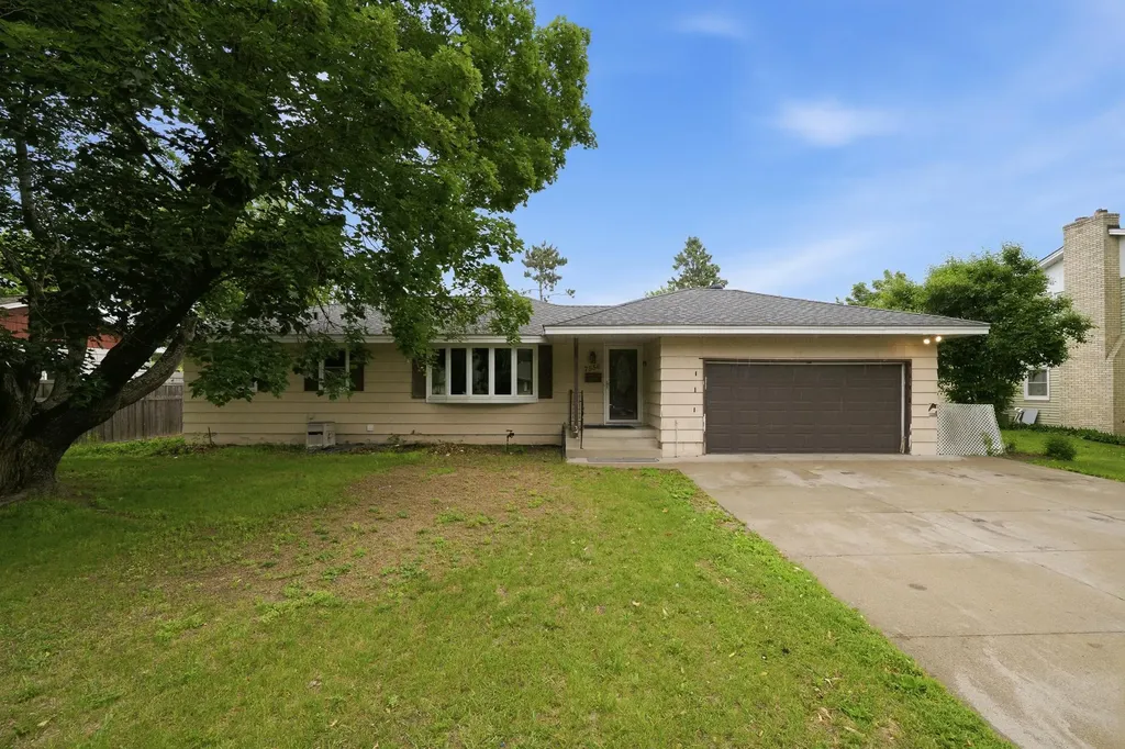 7556 Major Avenue N Brooklyn Park MN 55443