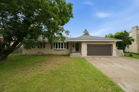 7556 Major Avenue N Brooklyn Park MN 55443
