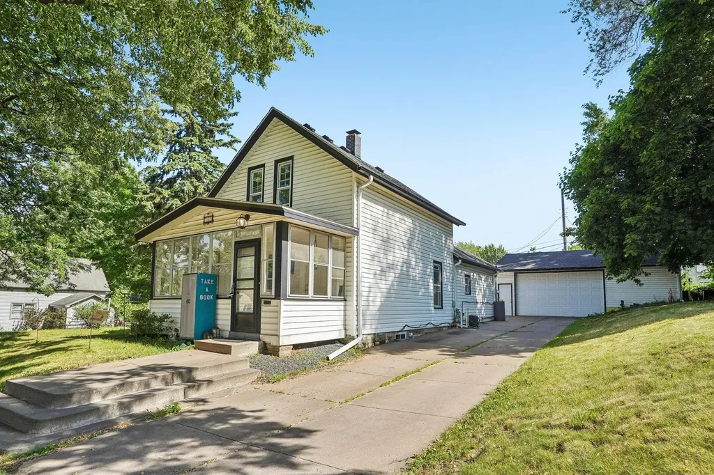 302 Wyoming Street E Saint Paul MN 55107
