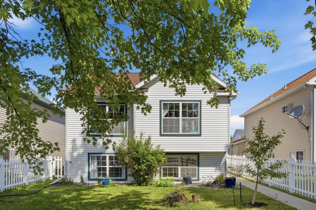 1903 58 Avenue S Fargo ND 58104