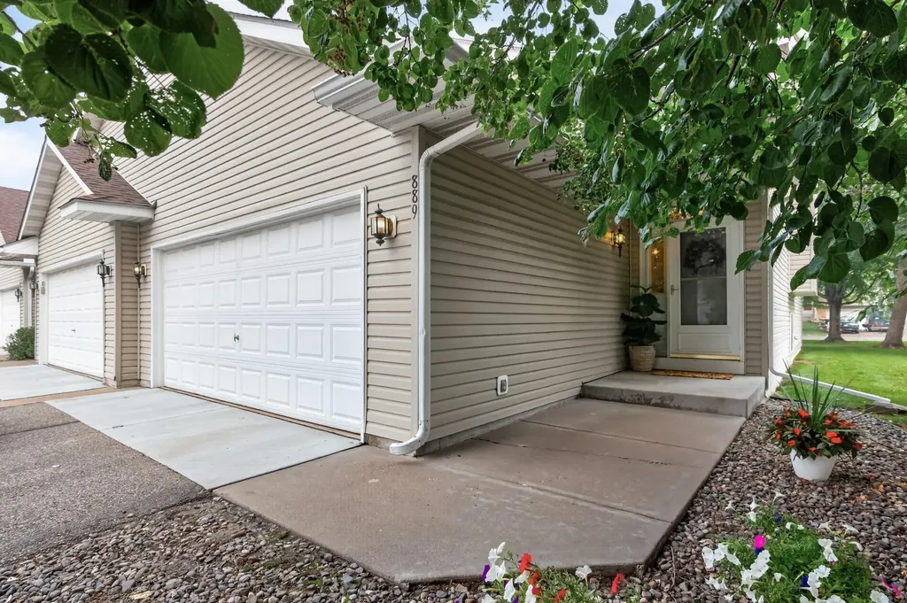 889 125th Drive NE Blaine MN 55434