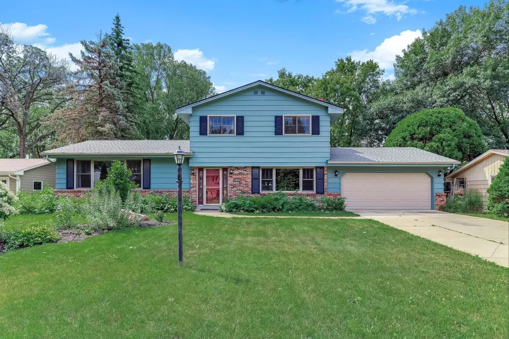 7033 Courtly Road Woodbury MN 55125