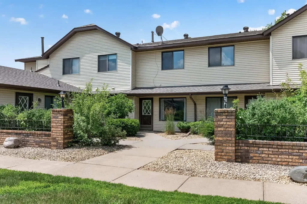 1554 Helmo Avenue N Oakdale MN 55128