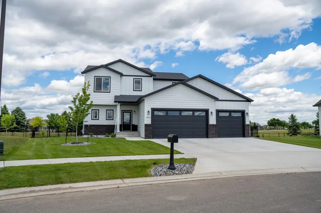 4744 Hampton Loop S Moorhead MN 56560