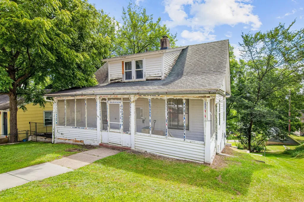 213 4th St W Carver MN 55315