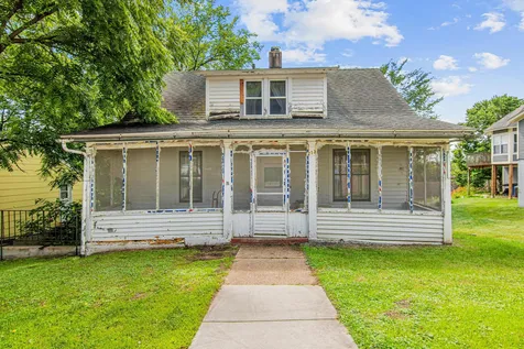213 4th St W Carver MN 55315