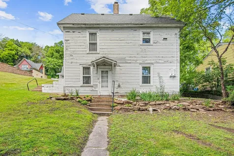 213 4th St W Carver MN 55315