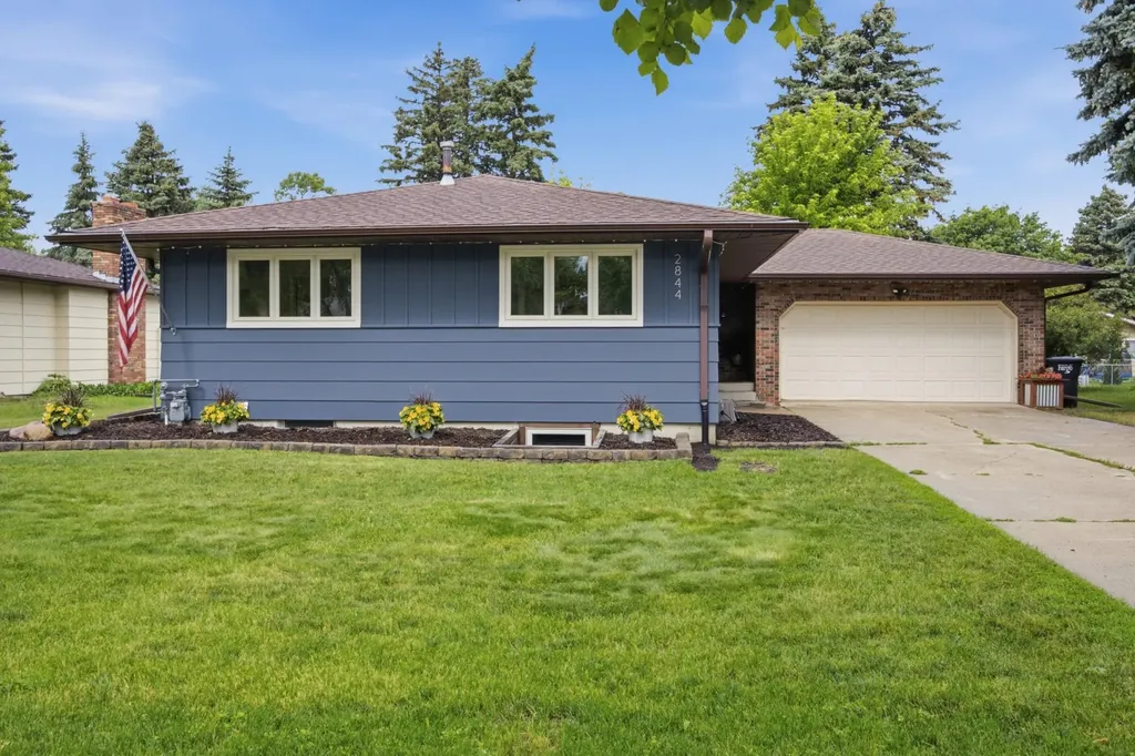 2844 Hickory Street N Fargo ND 58102