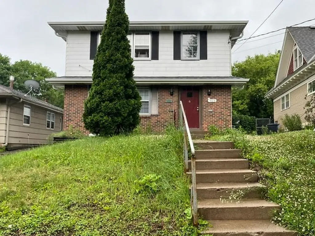 921 Weeks Avenue SE Minneapolis MN 55414