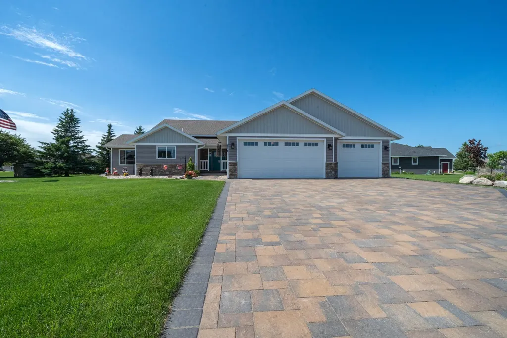 814 Curt Felt Drive Alexandria MN 56308