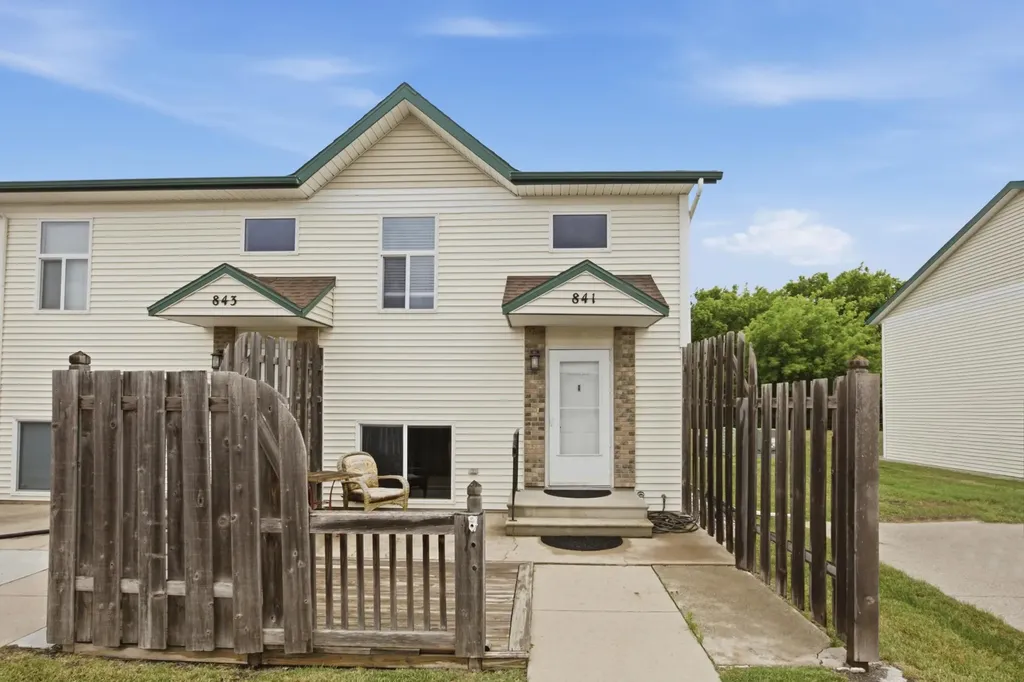 841 37th Avenue N Fargo ND 58102