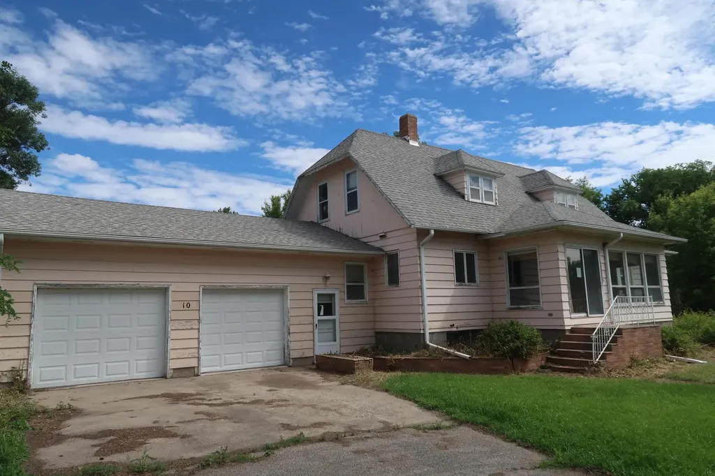 10 3rd Avenue Arthur ND 58006