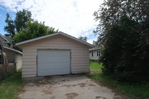 10 3rd Avenue Arthur ND 58006