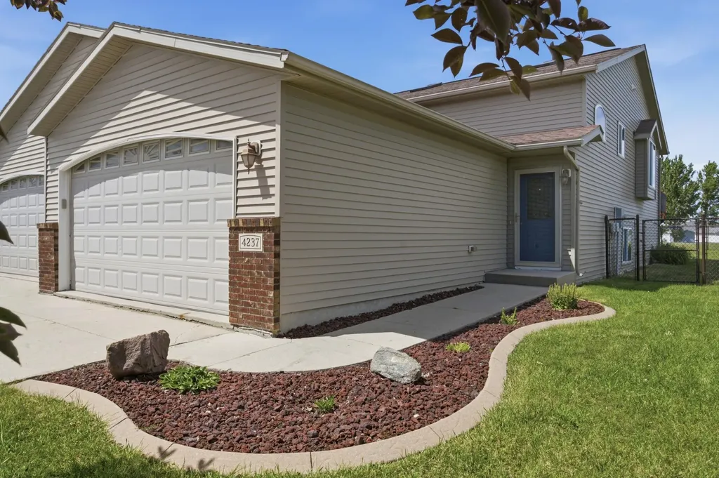 4237 39th Avenue S Fargo ND 58104
