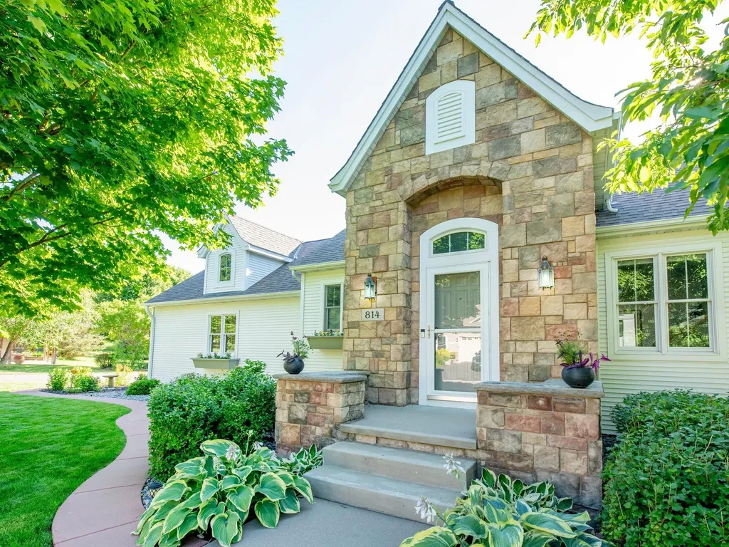 814 New Century Boulevard S Maplewood MN 55119