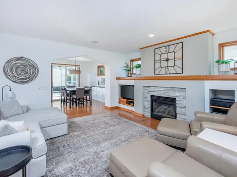 814 New Century Boulevard S Maplewood MN 55119