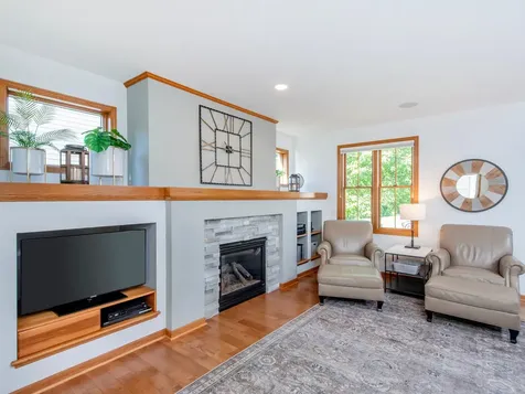 814 New Century Boulevard S Maplewood MN 55119