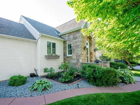 814 New Century Boulevard S Maplewood MN 55119