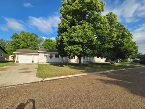 119 & 121 14th Street N Oakes ND 58474