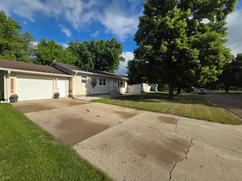 119 & 121 14th Street N Oakes ND 58474