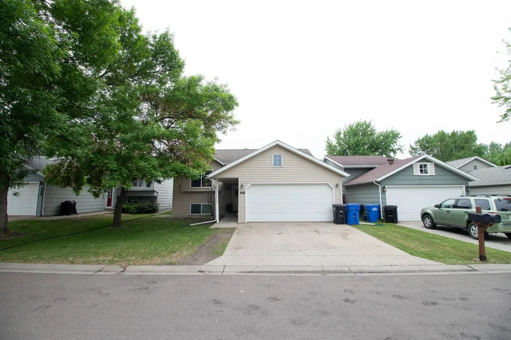 1938 53rd Avenue S Fargo ND 58104