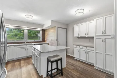 9924 Little Circle Bloomington MN 55437