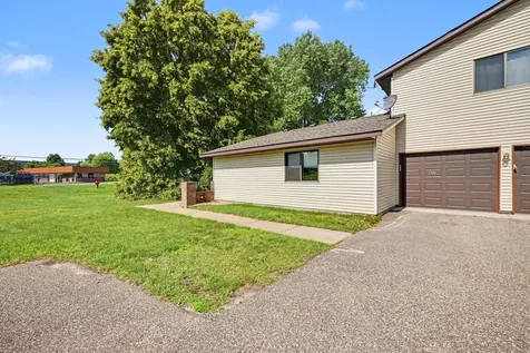 1516 Helmo Avenue N Oakdale MN 55128