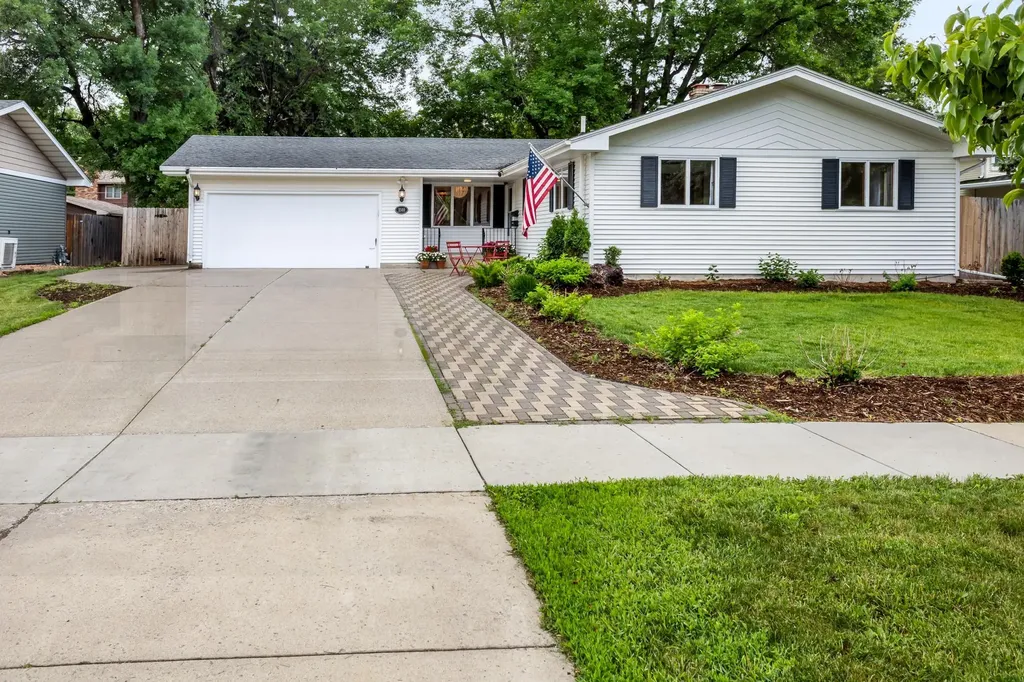 2509 Elm Street N Fargo ND 58102