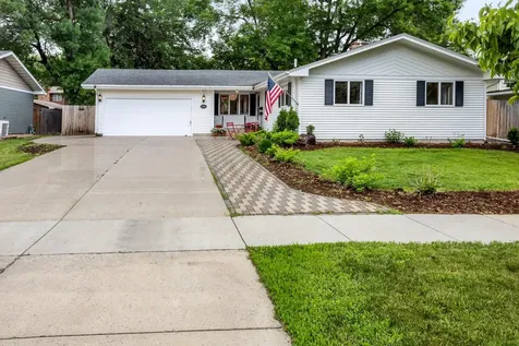 2509 Elm Street N Fargo ND 58102