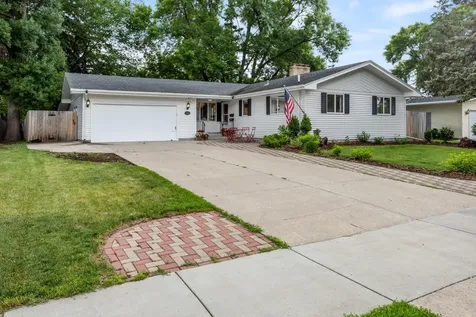 2509 Elm Street N Fargo ND 58102