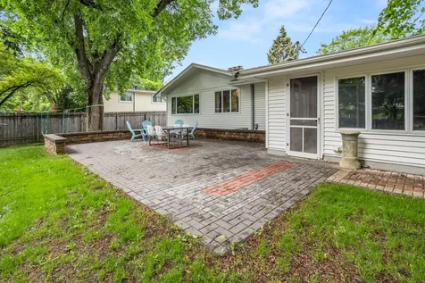 2509 Elm Street N Fargo ND 58102