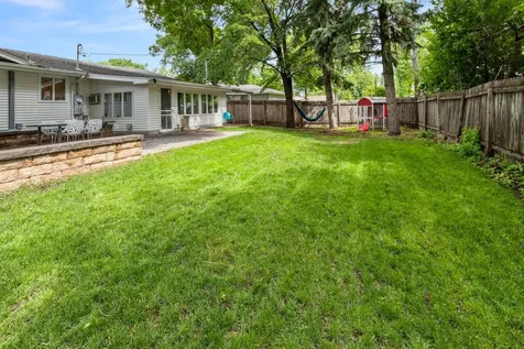 2509 Elm Street N Fargo ND 58102