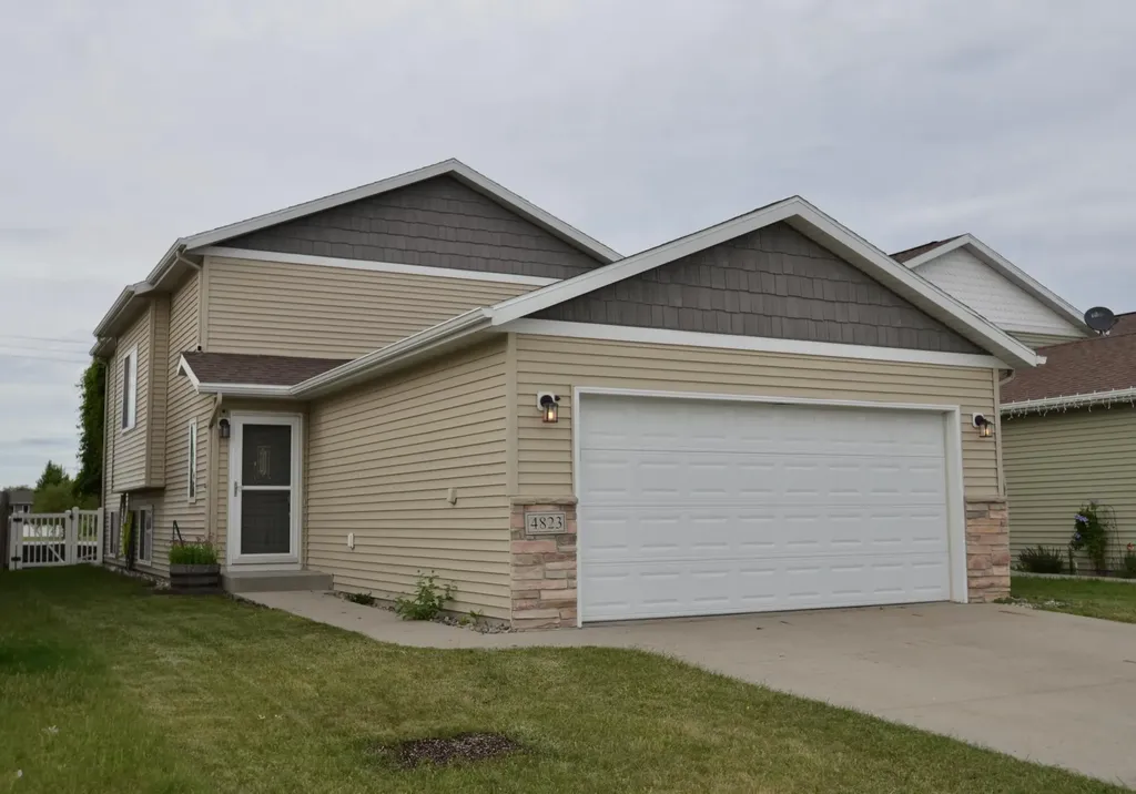4823 50th Avenue S Fargo ND 58104