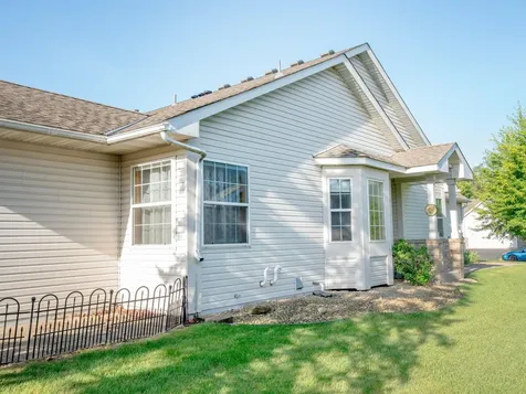 2144 Albemarle Court N Roseville MN 55113