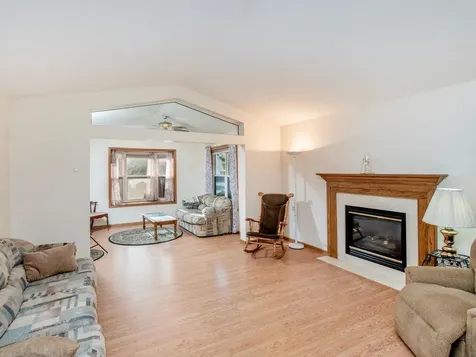 2144 Albemarle Court N Roseville MN 55113