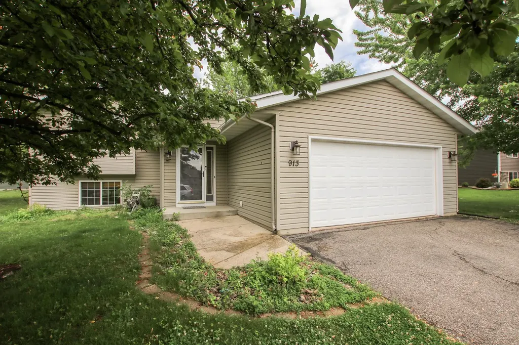 913 Carolina Parkway NW Hutchinson MN 55350