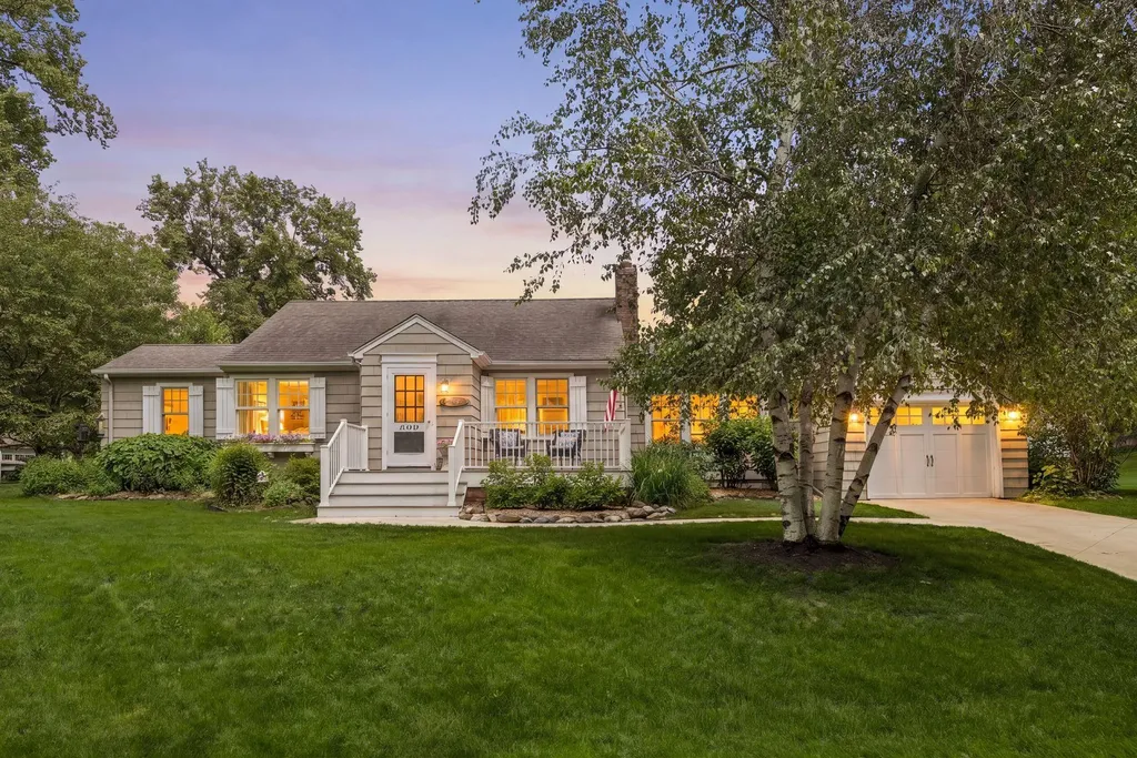 20600 Carson Road Deephaven MN 55331